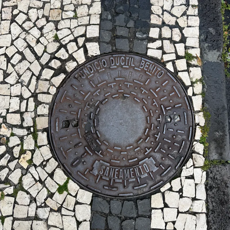 Właz kanalizacyjny w Santa Luzia, Portugal