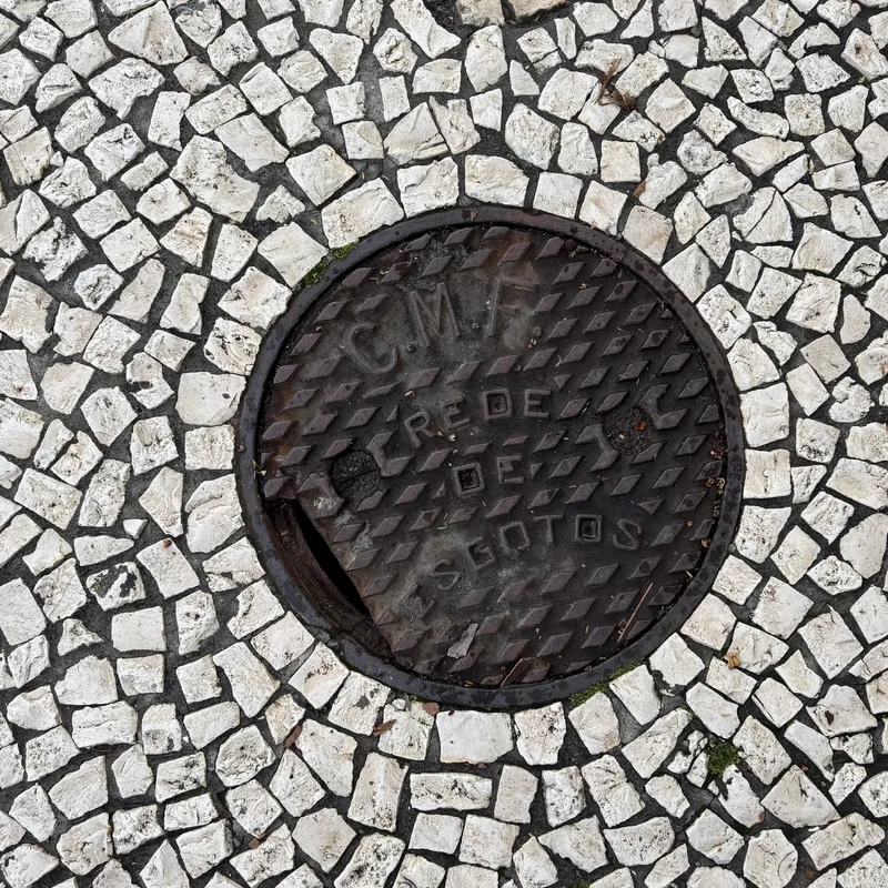 Właz kanalizacyjny w Santa Luzia, Portugal