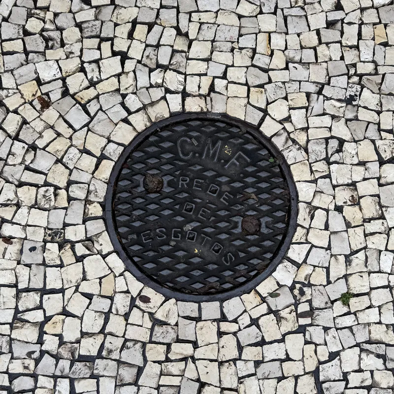 Właz kanalizacyjny w Santa Luzia, Portugal