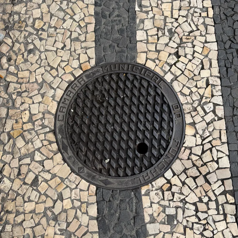 Właz kanalizacyjny w Santa Luzia, Portugal