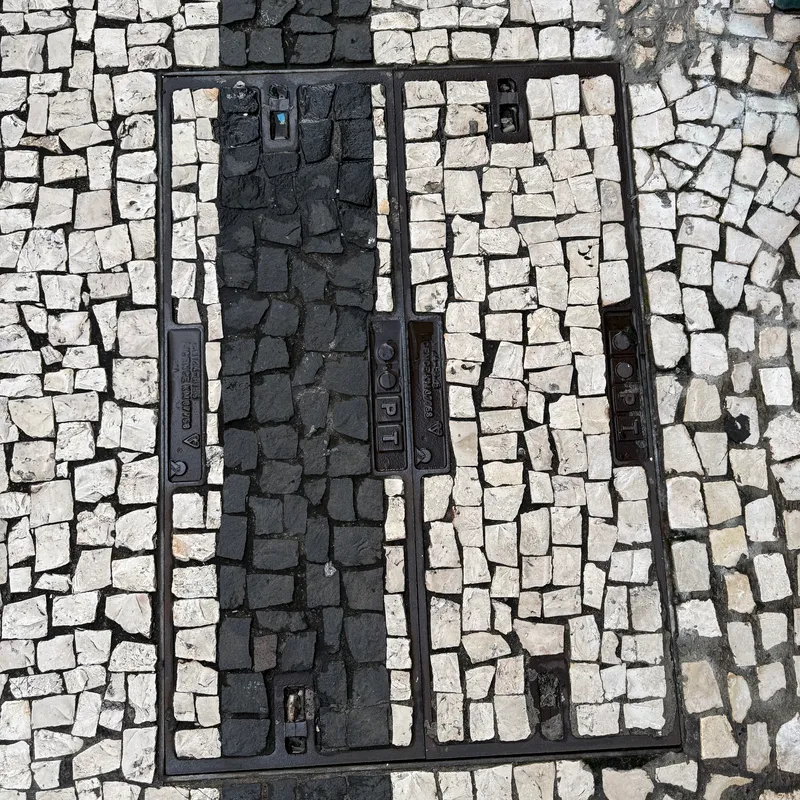 Właz kanalizacyjny w Santa Luzia, Portugal