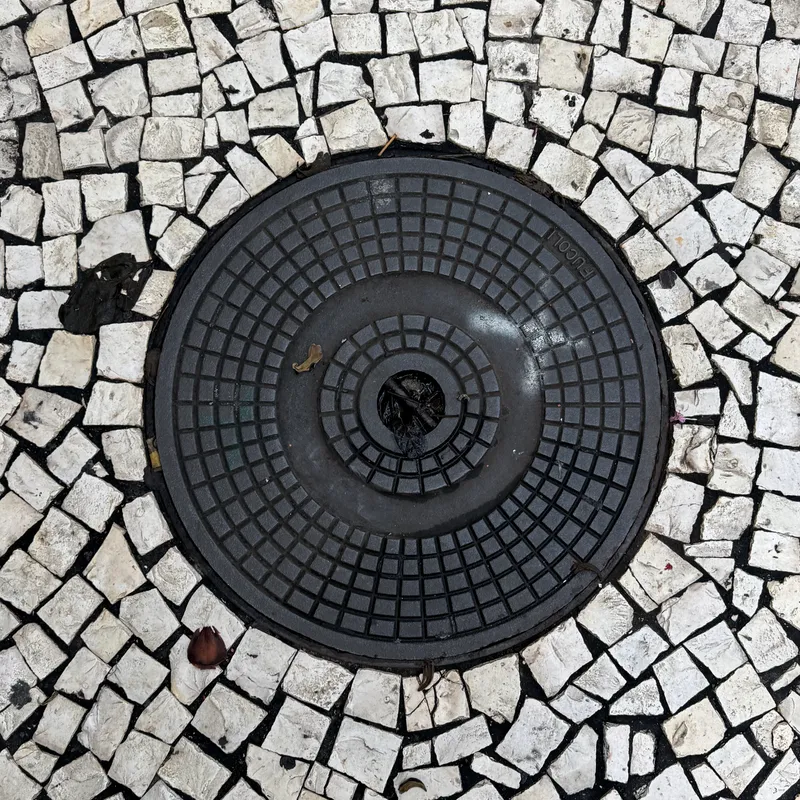 Właz kanalizacyjny w Santa Luzia, Portugal