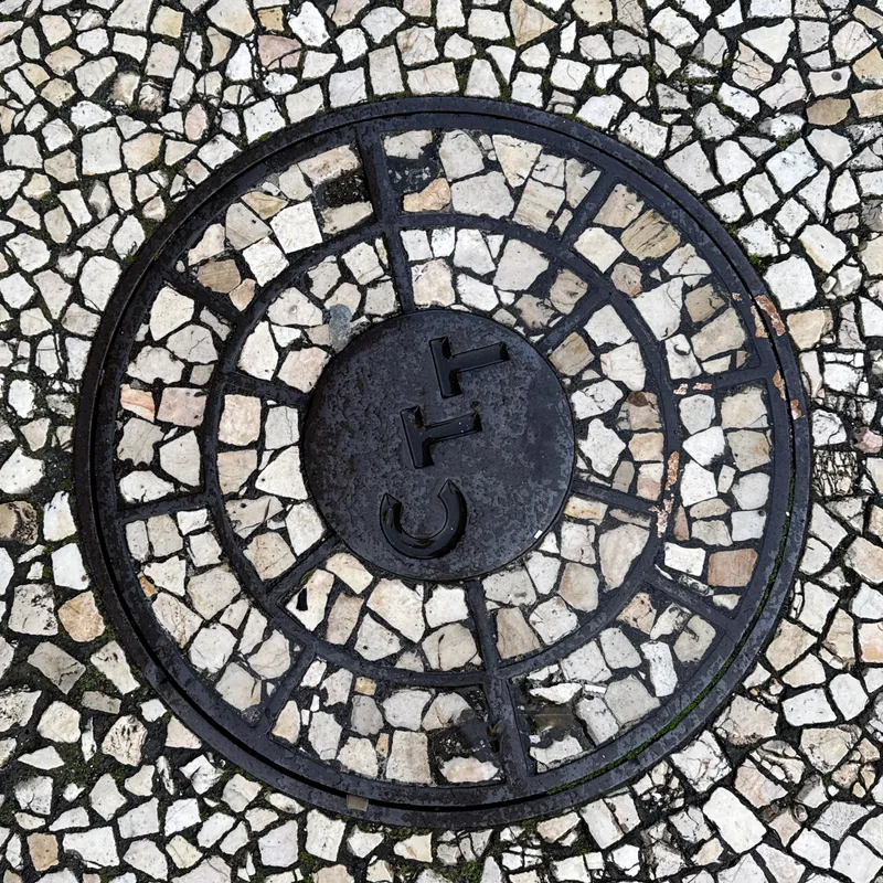 Właz kanalizacyjny w Funchal, Portugal