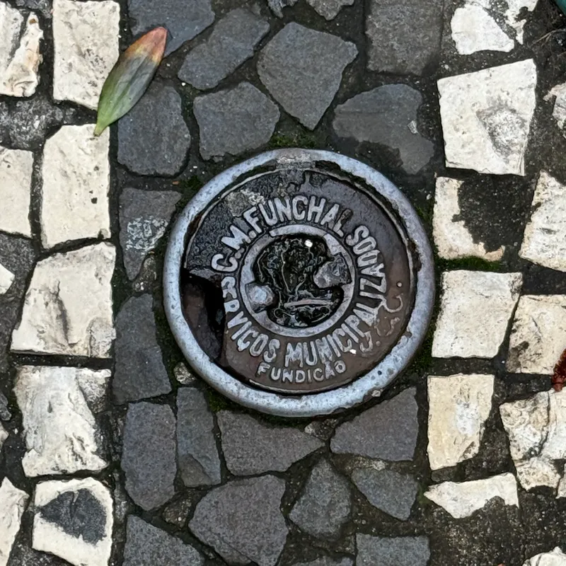 Właz kanalizacyjny w Santa Luzia, Portugal