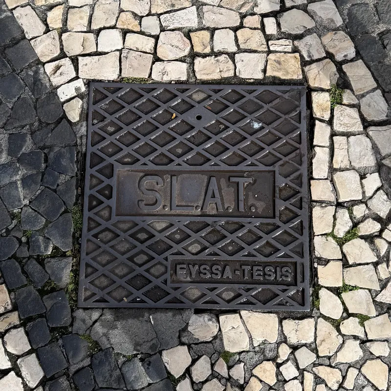 Właz kanalizacyjny w Santa Luzia, Portugal