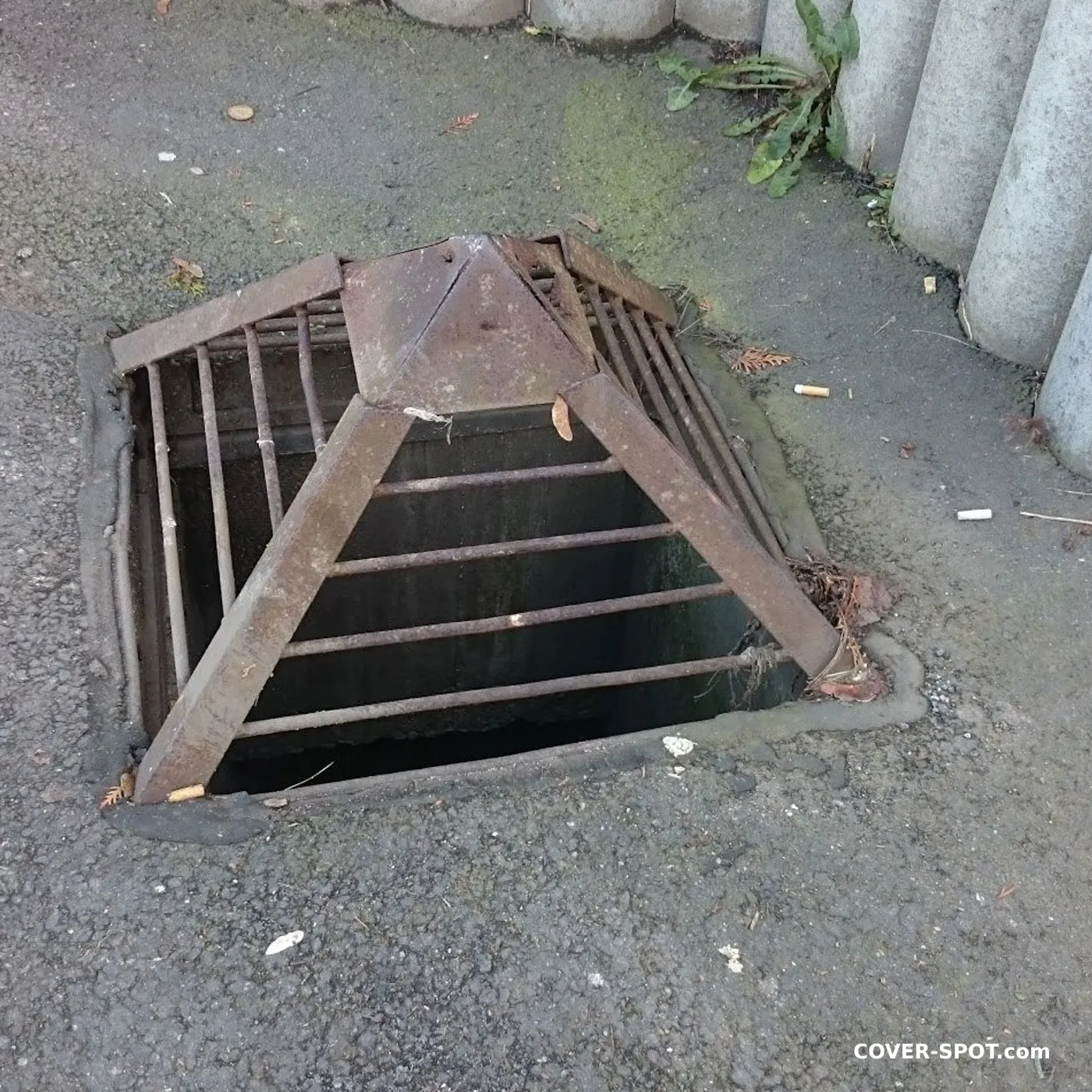 Manhole cover in Praha, Czechia
