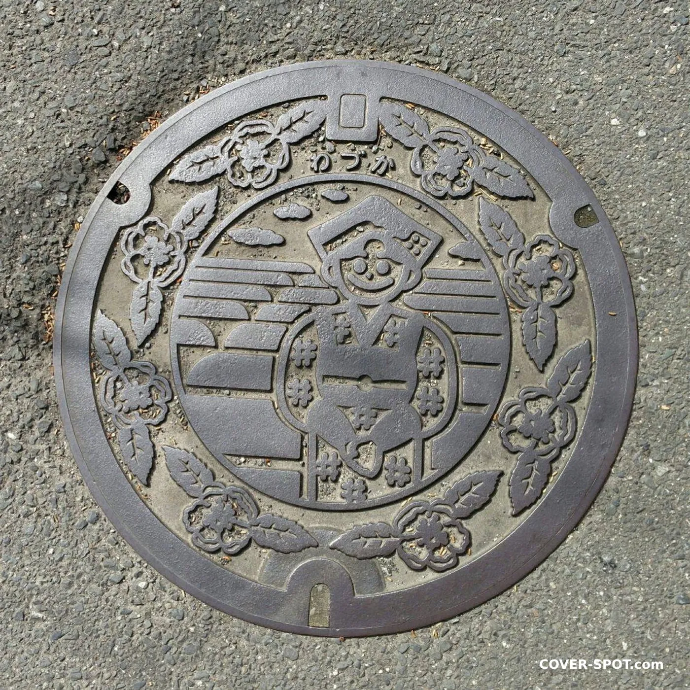 Tapa de alcantarilla en Tokyo, Japan