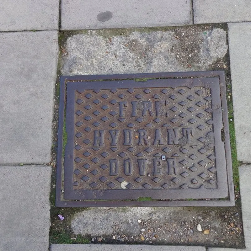 Kanálový poklop v Dover, United Kingdom