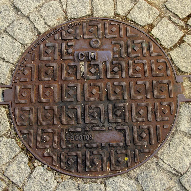 Właz kanalizacyjny w Lisbon, Portugal