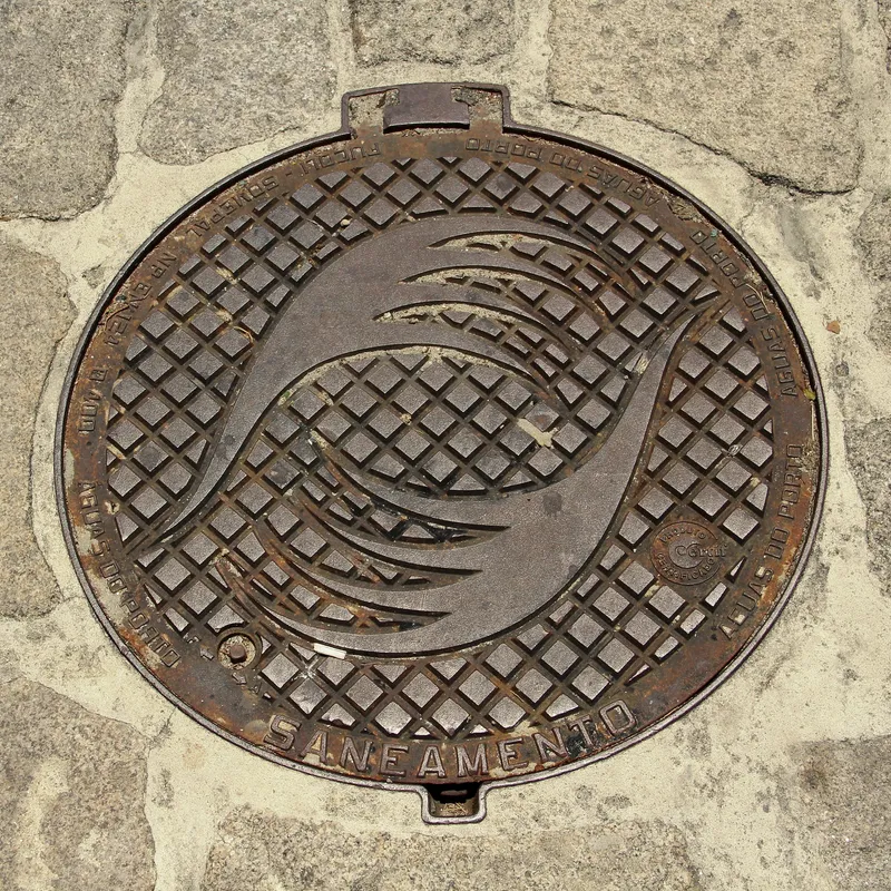 Właz kanalizacyjny w Porto, Portugal