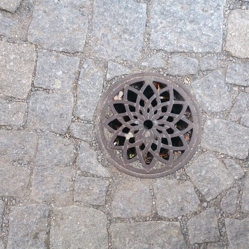 Właz kanalizacyjny w Rataje nad Sázavou, Czechia