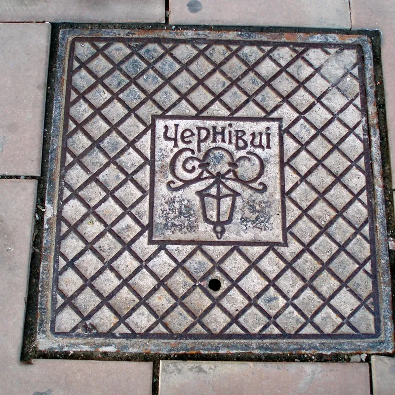 Właz kanalizacyjny w Chernihiv, Ukraine