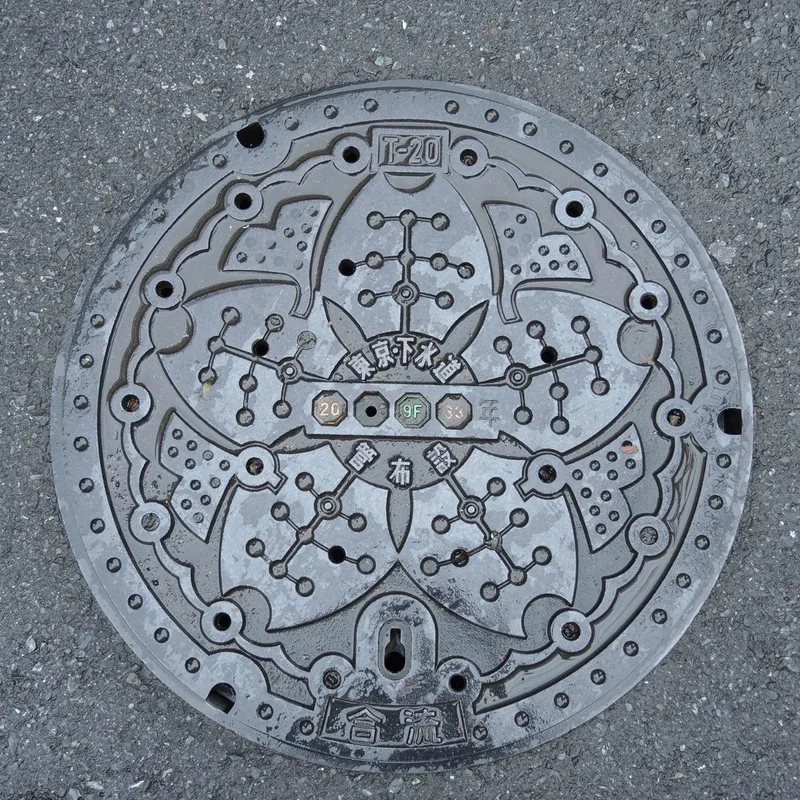 Właz kanalizacyjny w Tokyo, Japan